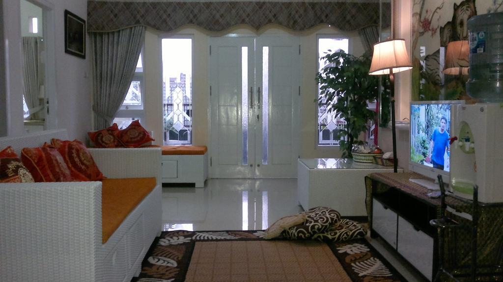 Griya Nelwan Guest House Malang Exterior foto